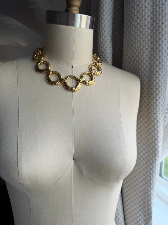 Vintage | Hammered Chunky Textured Gold Link Circle Statement 17.5” Necklace - Picture 12 of 13